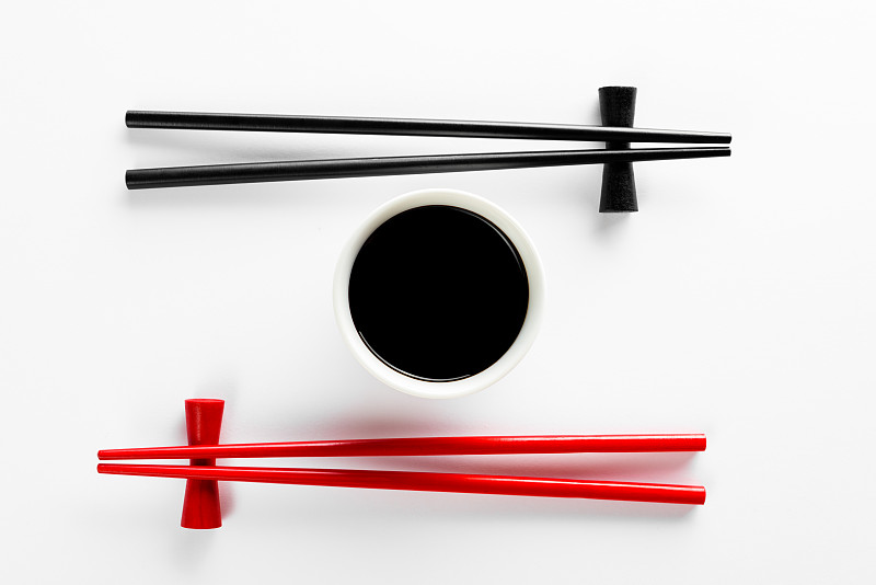 筷子,碗,酱油,白色背景,水平画幅,形状,无人,组物体,白色,大特写