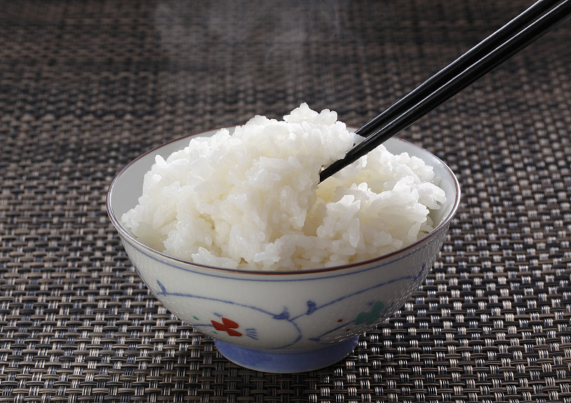 稻,粳米,白米,筷子,蒸汽,水平画幅,提举,膳食,拿着,黑色背景