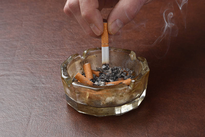香烟,碾碎了的,烟灰缸,吸烟问题,烟蒂,烟,尼古丁,水平画幅,特写,灰