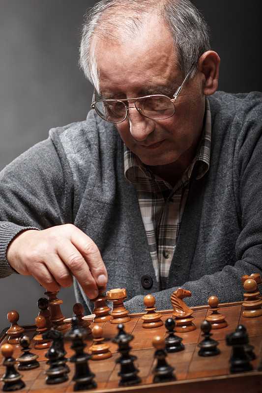 国际象棋,进行中,老年男人,垂直画幅,正面视角,四肢,休闲活动,智慧,男性,仅男人