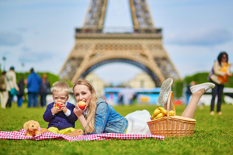野餐,家庭,巴黎,野餐篮,水平画幅,进行中,单身母亲,旅行者,夏天,周末活动