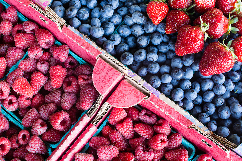 草莓,蓝莓,农产品市场,覆盆子,零售展示,水平画幅,板条箱,生食,维生素,夏天