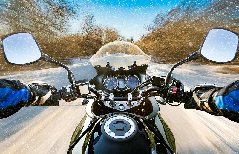 摩托车比赛,冬天,第一名,看风景,一个人,潮湿路滑标志,迅速,摩托车,汽车视镜,水平画幅