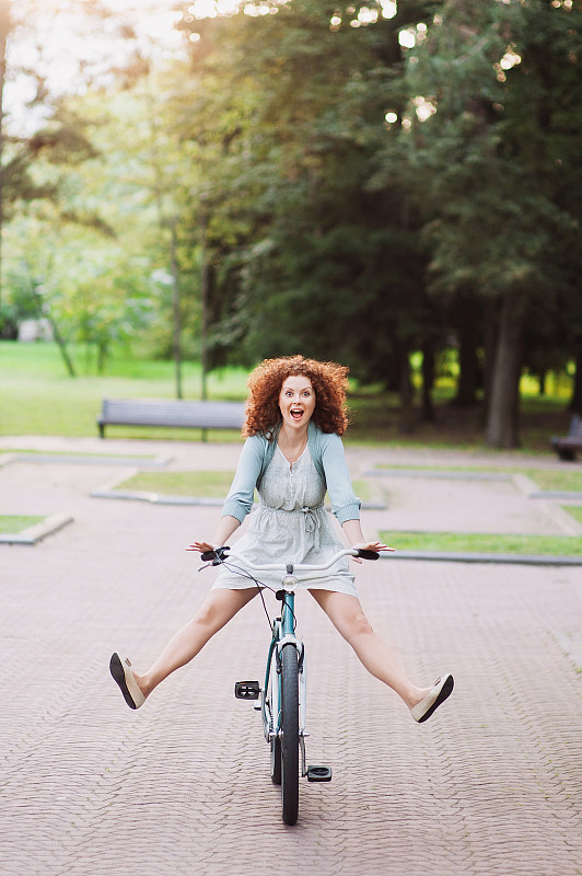 骑自行车,自行车,欣喜若狂,奇异的,幽默,垂直画幅,青少年,四肢,拟人笑脸