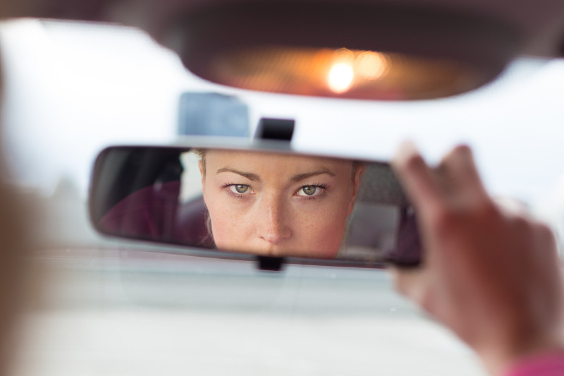 女人,扭头看,汽车后视镜,后方挡风玻璃,镜子,驾驶执照,汽车视镜,向后弯,透过窗户往外看,汽车内部