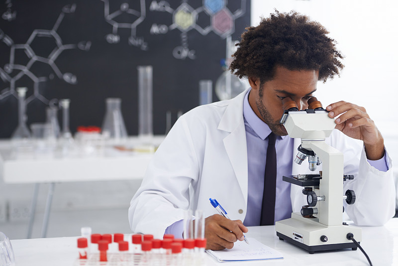 好奇心,平衡折角灯,科学家,显微镜,实验室,非裔美国人,智慧,化学家,忙碌,科学实验