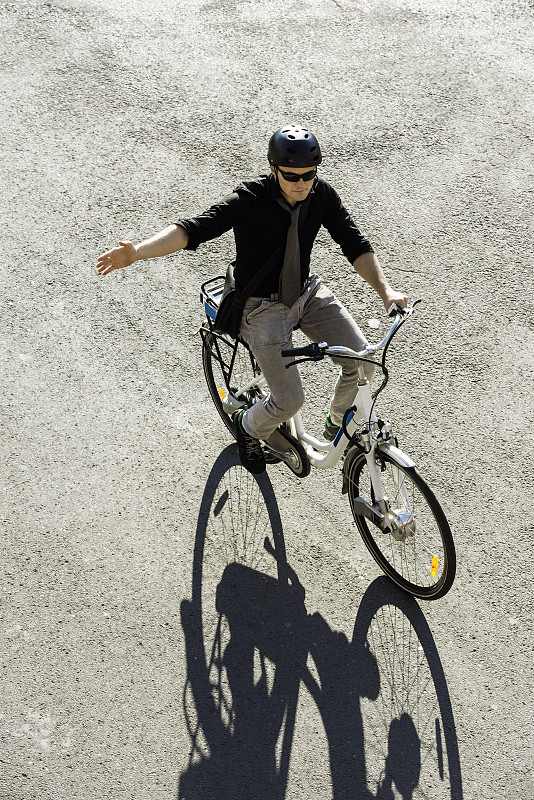 城市,通勤者,欧元符号,电动自行车,手势语,自行车共享系统,骑自行车,自行车,电动机,垂直画幅