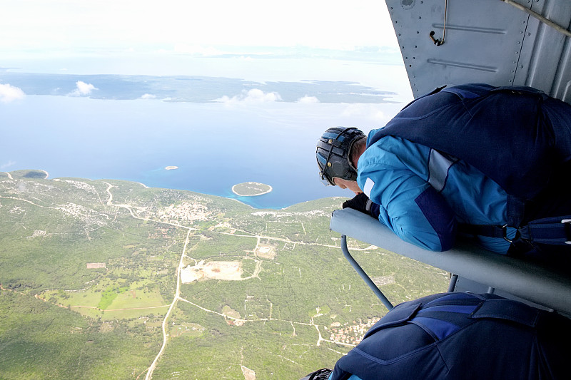 从在降落伞的角度拍摄,跳伞运动,自由落体,可穿戴式相机,连身服,降落伞运动,降落伞,天空,风,休闲活动