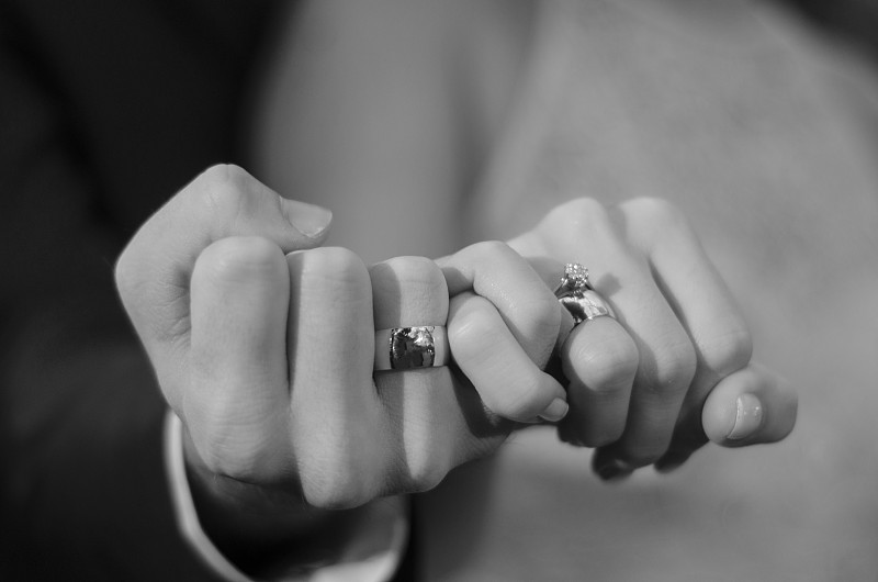 订婚戒指,钻石戒指,戒指,结婚戒指,新婚夫妇,仅成年人,明亮,石头,彩色图片,婚姻