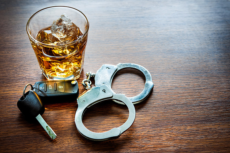 酒后驾驶,含酒精饮料,司机,车钥匙,手铐,科涅克,粗心的,喝醉的,玻璃杯,禁止的