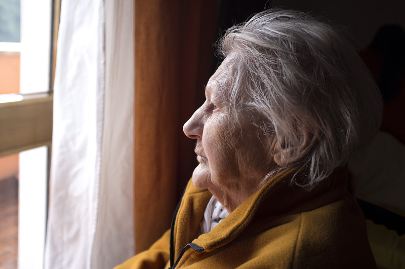 窗户,看,老年女人,水平画幅,衰老过程,白人,仅成年人,人的脸部,虚弱,皱纹