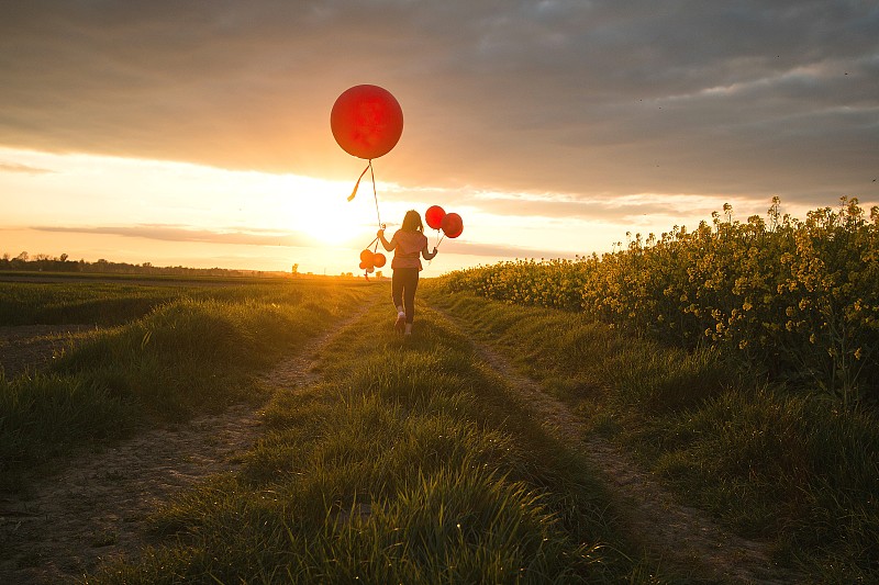 气球,儿童,乡村路,芸苔,油菜花,水平画幅,户外,草,云景,农作物