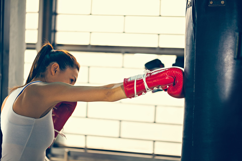 拳击,女性,拳击沙袋,踢腿拳击,勾拳,用拳猛击,挑战姿态,拳击手套,健身设备,男子气概