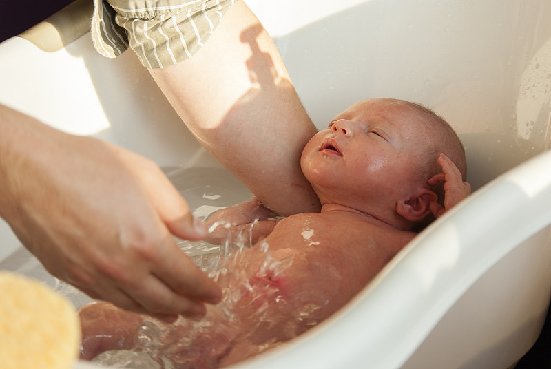 新生儿,婴儿浴盆,女人,水平画幅,新生活,成年的,海绵,生活方式,身体保养,洗涤
