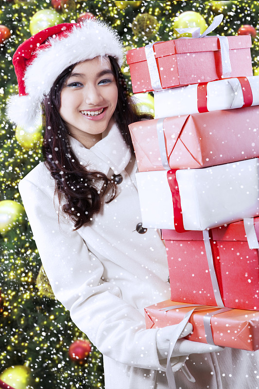 圣诞树,礼物,女孩,垂直画幅,美,青少年,雪,马来西亚人,美人
