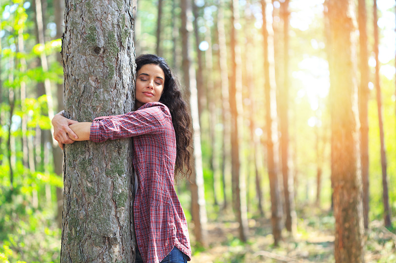 青年女人,树林,抱着树,可持续生活方式,环保人士,留白,休闲活动,纯净,夏天,仅成年人