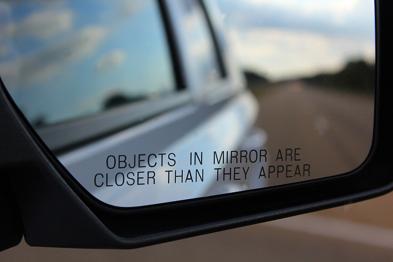 汽车侧视镜,汽车后视镜,皮卡车,汽车视镜,天空,水平画幅,无人,路,公路,卡车