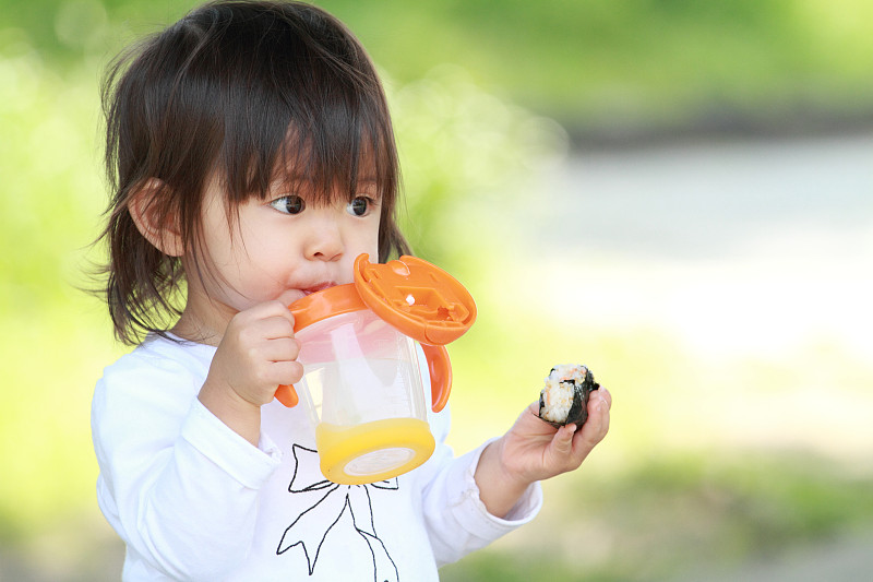 日本人,饮用水,女孩,12到18个月,婴儿杯,幼儿,12到17个月,天空,水平画幅,拟人笑脸