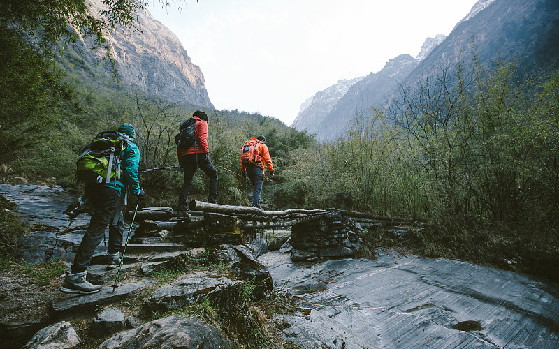 徒步旅行,安娜普娜山脉群峰,尼泊尔,喜马拉雅山脉,极端地形,河流,横越,山,树林,桥