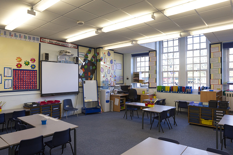 教室,室内,白板,小学,整洁的房间,学校,座位,水平画幅,无人,椅子