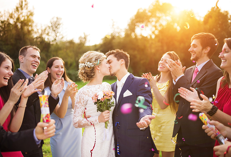 婚礼客人,游园会,新婚夫妇,套装,仅成年人,婚纱,花束,青年人,白色,魅力
