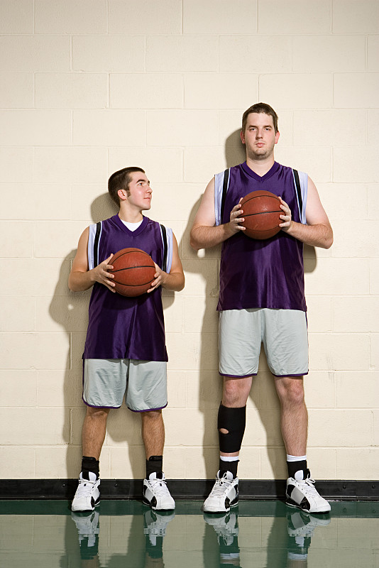高大的,短发,篮球运动员,身材矮小,高个子,身高,短的,反差,比较,与众不同