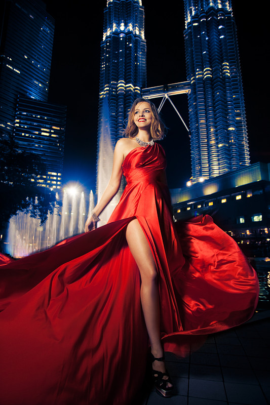 女人,城市,路灯,时尚,红色裙子,女主唱,连衣裙,魅力,垂直画幅,风