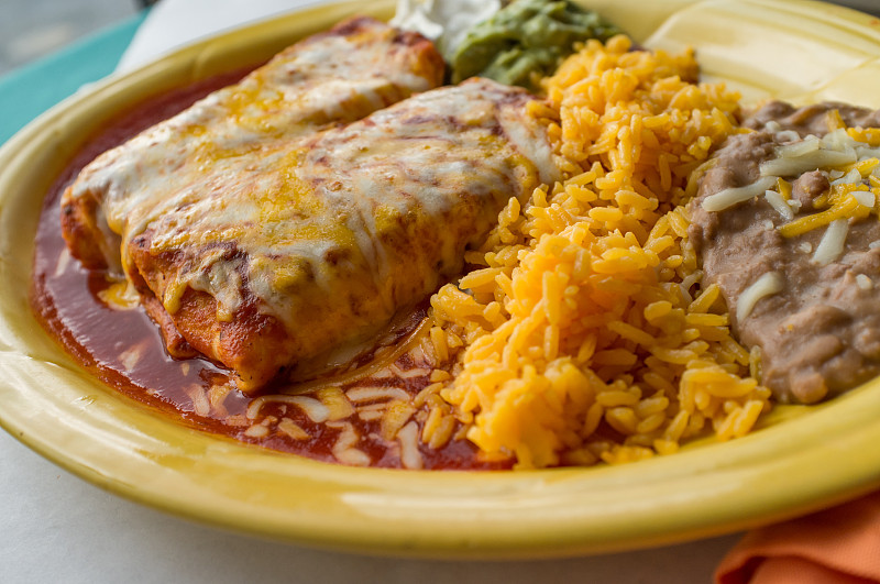 墨西哥风味馅料,墨西哥玉米煎饼,墨西哥菜,二次油炸,斑豆,墨西哥食物,豆,鸡,鸡肉,盘子