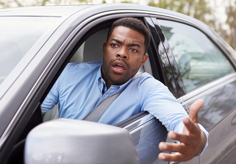 司机,汽车,非洲人,男性,选择对焦,留白,水平画幅,透过窗户往外看,情绪压力,仅男人