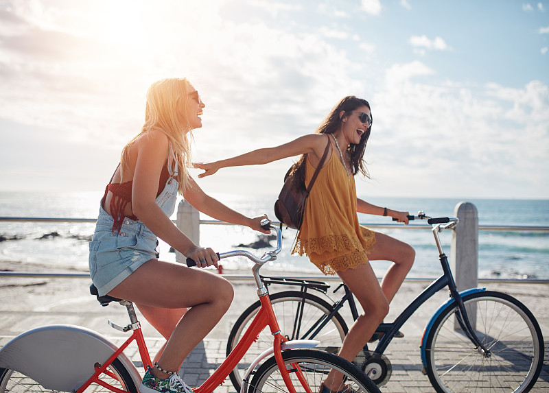 友谊,海滩,骑自行车,散步道,两个人,休闲活动,水平画幅,美人,旅行者,夏天