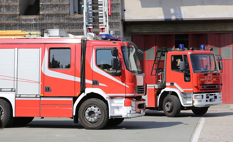 消防车,卡车,两个人,红色,消防训练,办公室,水平画幅,火警,陆用车,旅
