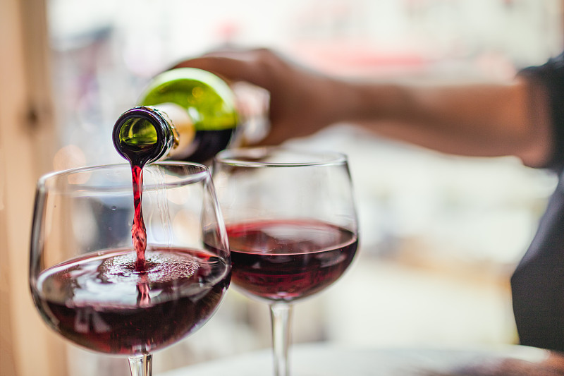 红葡萄酒,玻璃杯,两个座位的桌子,酒瓶,葡萄酒杯,两个物体,玻璃,好消息,开胃酒