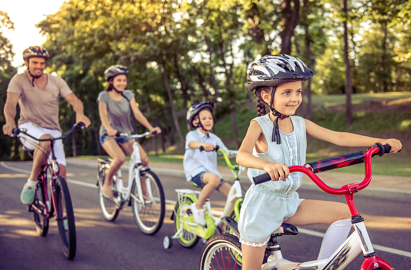 骑自行车,家庭,风,休闲活动,男性,运动头盔,知识,青年人,运动