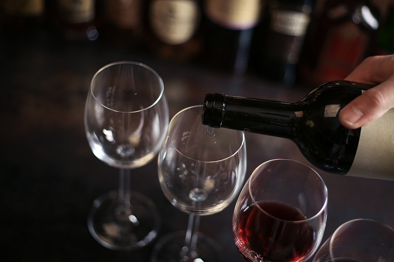 调酒师,玻璃杯,红葡萄酒,斟酒侍者,婚礼客人,葡萄酒杯,宾客,娱乐俱乐部,酒瓶,葡萄酒
