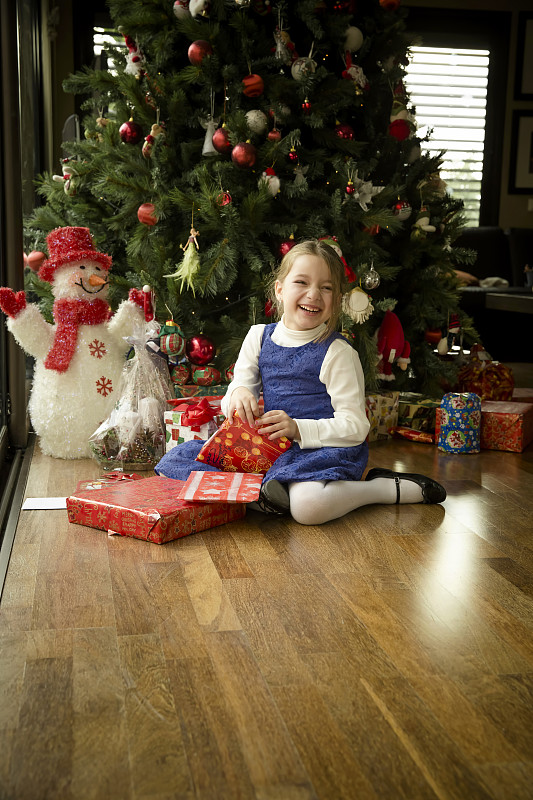 幸福,女孩,圣诞礼物,垂直画幅,留白,学龄前,拟人笑脸,硬木地板,圣诞树