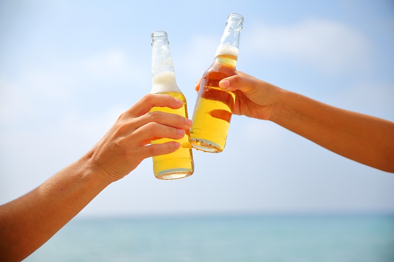 瓶子,友谊,啤酒瓶,啤酒,含酒精饮料,沙滩派对,天空,休闲活动,旅行者,夏天