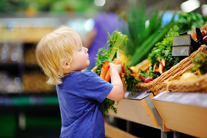 胡萝卜,超级市场,男孩,清新,有机食品,幼儿,可爱的,仓库,水平画幅,食品杂货