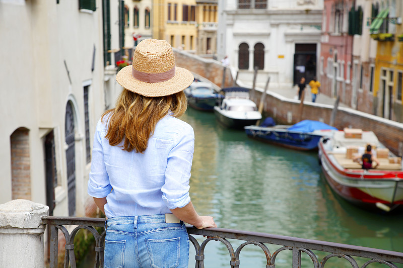 威尼斯,欧洲,旅游目的地,旅途,旅行者,意大利,中老年女人,中老年人,尖头平底船,一个人
