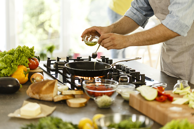 煎锅,男人,食用油,橄榄油,炊具,锅,准备食物,汤匙,厨房,成分