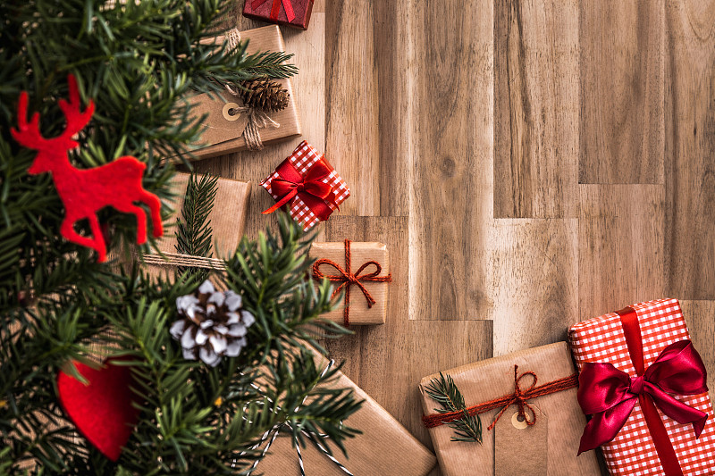 礼物,圣诞树,在下面,硬木地板,透过窗户往外看,有包装的,裹住,包装纸,圣诞礼物,地板
