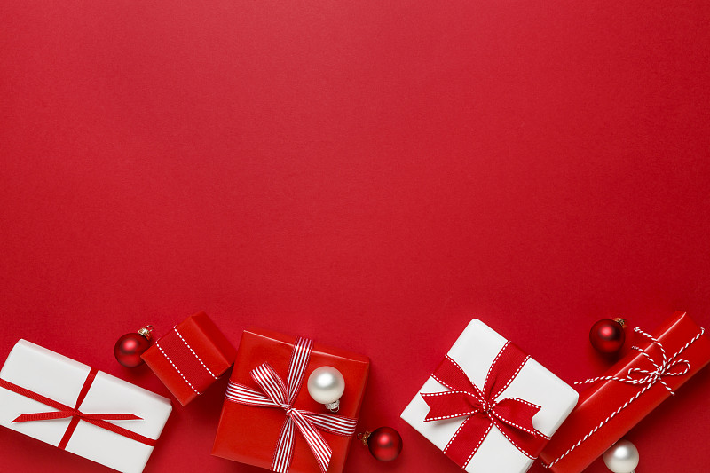 圣诞礼物,礼物,简单,极简构图,国境线,红色背景,有包装的,包装纸,在底端,红色