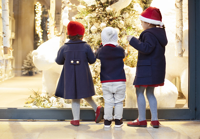 逛橱窗,儿童,橱窗展示,派对帽,好奇心,圣诞礼物,透过窗户往外看,厚衣服,冬衣