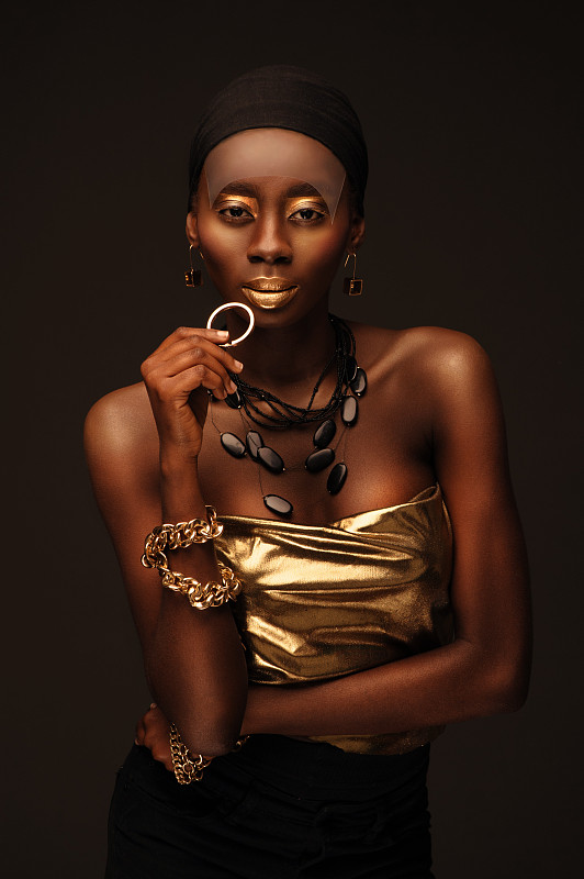 african,woman,with,creative,gold,make–up,and,jewelry
