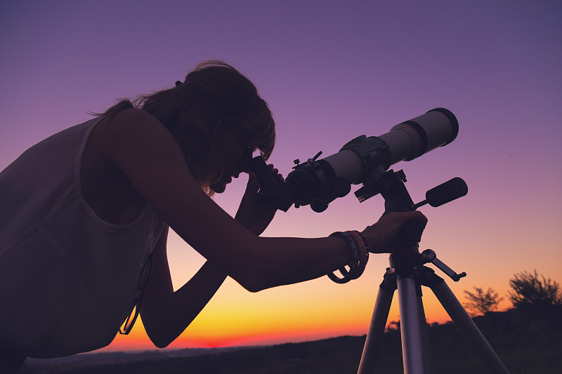 天文学,女孩,望远镜,天文望远镜,透过其它物体观看,三脚架,星座,天空,水平画幅,夜晚