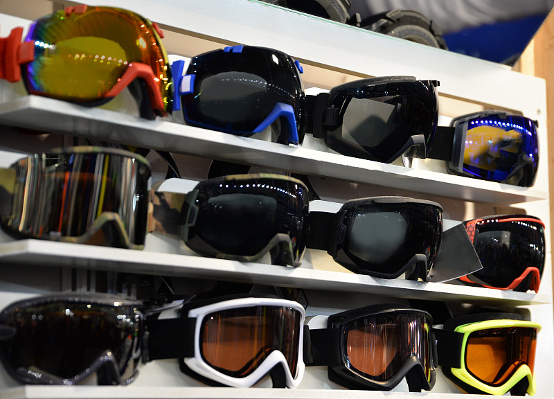 商店,滑雪运动,眼部用品,峡谷漂流,雪,顾客,眼镜,安全帽,运动头盔,工业