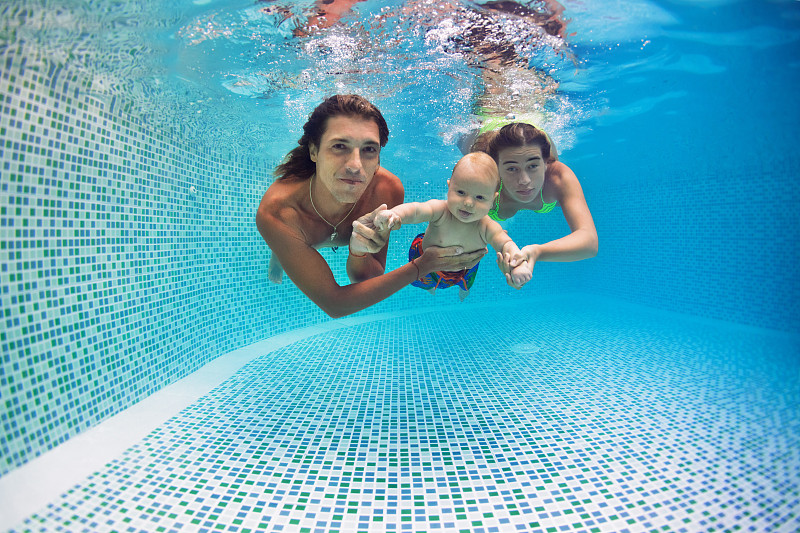 水下,游泳池,母亲,幸福,儿子,家庭,父亲,12到17个月,中心,绿松石色