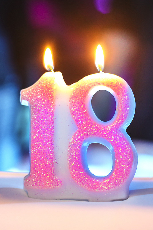18岁生日,18号,18岁到19岁,生日蜡烛,生日,生日蛋糕,蜡,垂直画幅,烛光,无人