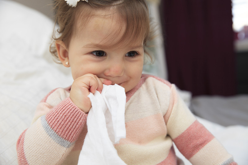 女孩,人的鼻子,擤鼻子,纸巾,餐巾,12到17个月,寒冷,水平画幅,特写,12到23个月