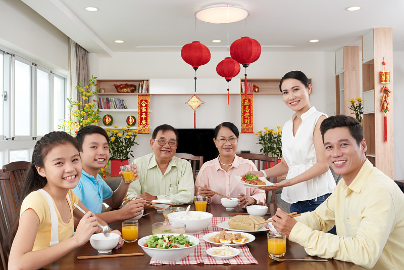 晚餐,家庭,越南新年,全家福,春节,越南人,水平画幅,父母,家庭生活,看
