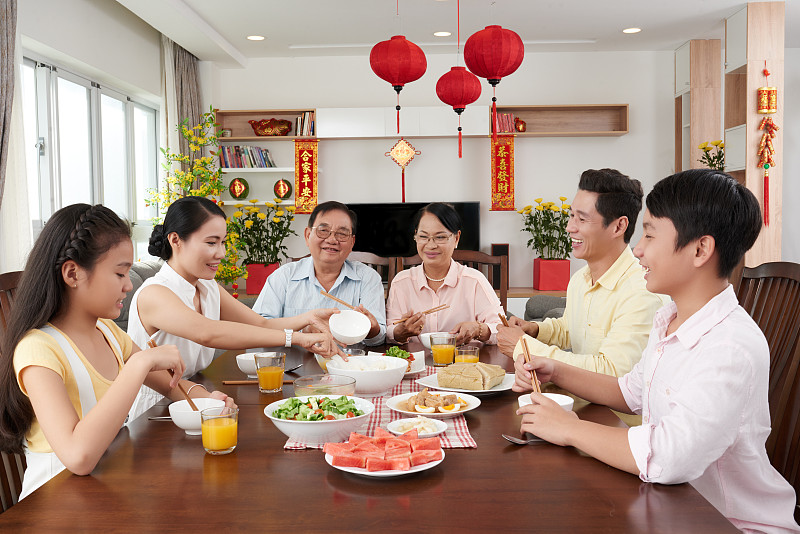 新年前夕,全家福,越南新年,春节,晚餐,越南人,食饮供应,餐具,水平画幅,母亲